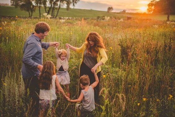 Família unida no campo