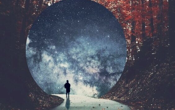 Homem em caverna diante de céu estrelado