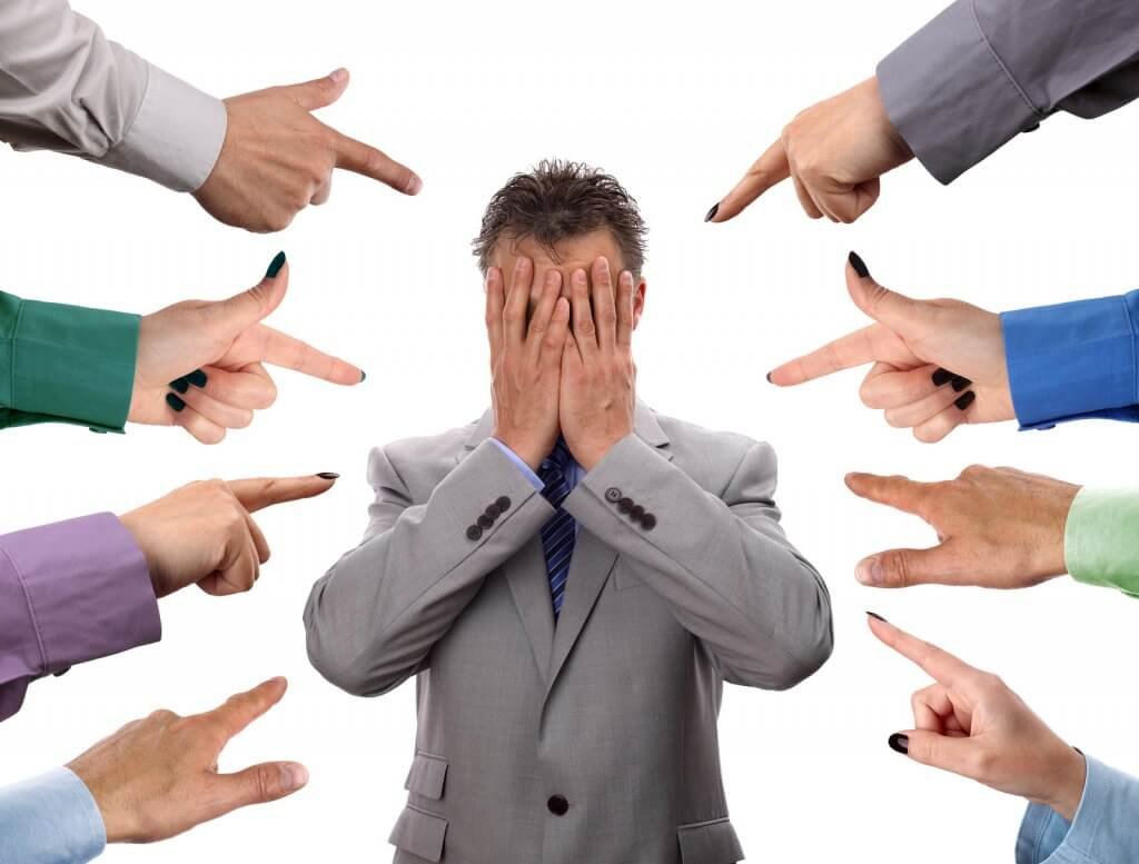 Homem recebendo críticas