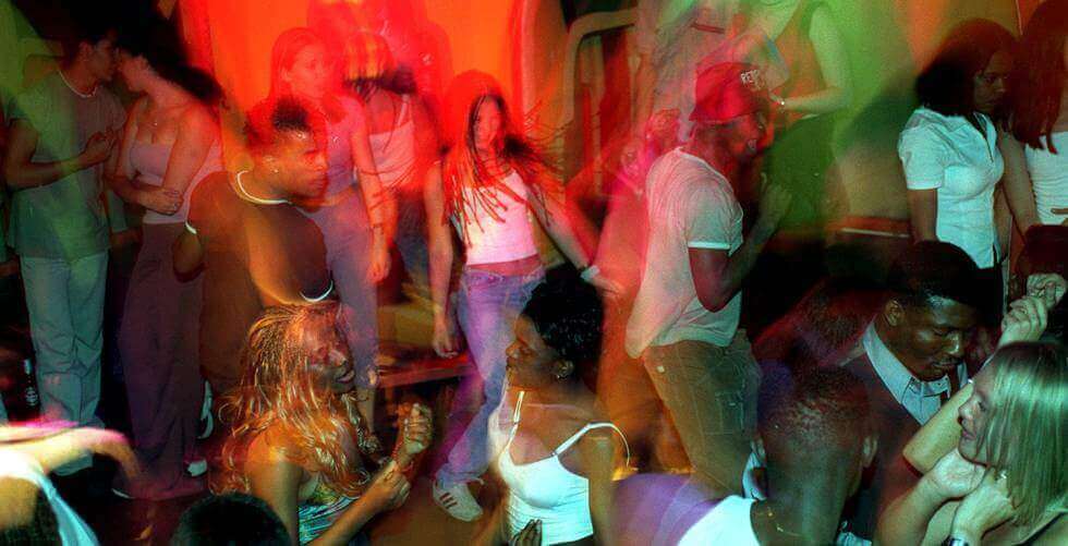 Pessoas consumindo drogas em festas