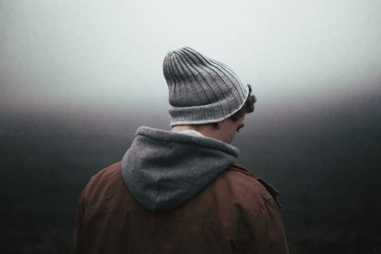 Menino de costas usando roupa de frio