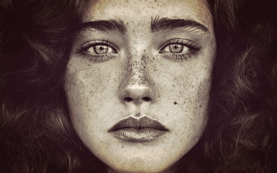 Mulher com sardas no rosto