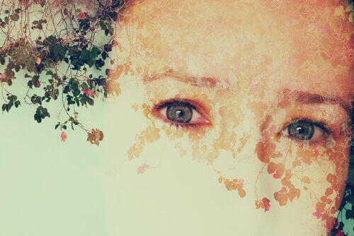 Rosto de mulher com folhas e flores