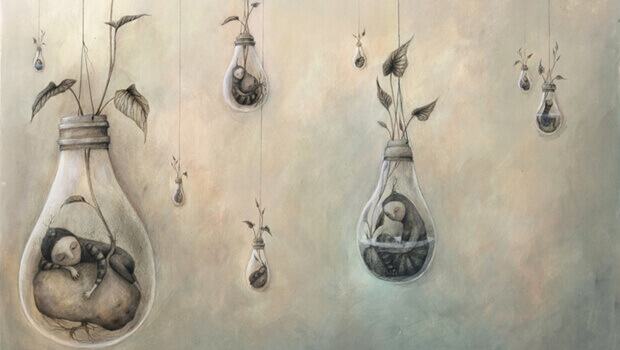 Lâmpadas penduradas com meninas dentro