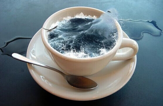 Tempestade em mar dentro de xícara