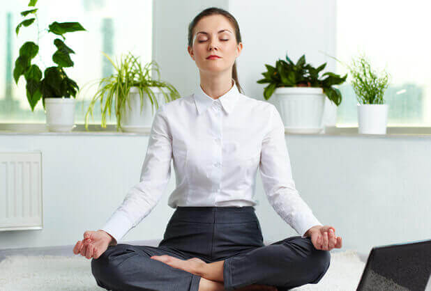 Mulher meditando