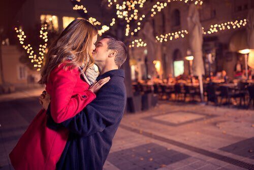 Casal se beijando