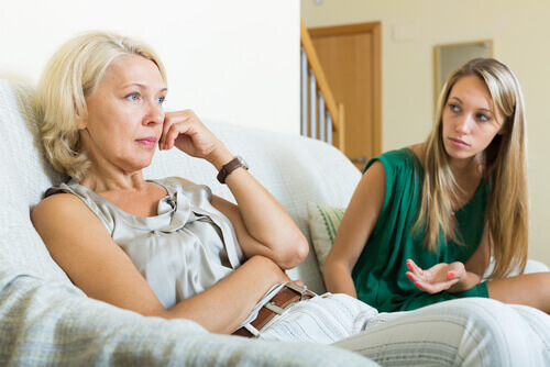Mãe e filha com dificuldades de comunicação