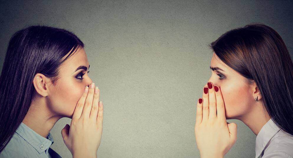 Rumores-o-que-são-e-que-perigos-encerram Mulheres fazendo fofocas
