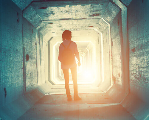 Menina adolescente explorando túnel desconhecido