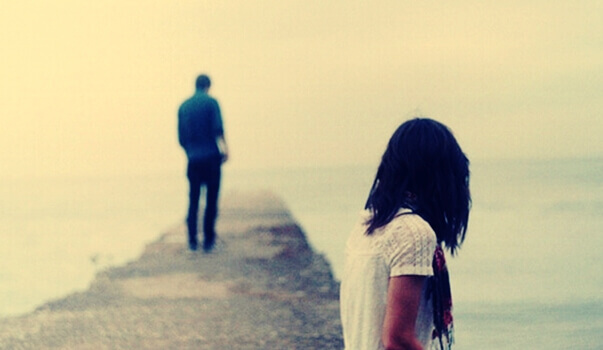 Casal se distanciando