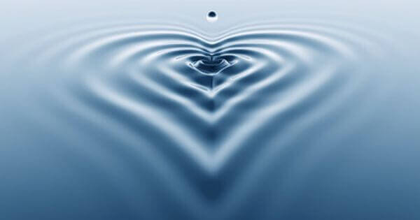 Gota pingando e formando coração na água