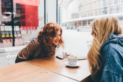 Amigas tomando café