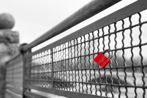 Cadeado vermelho com coração em ponte
