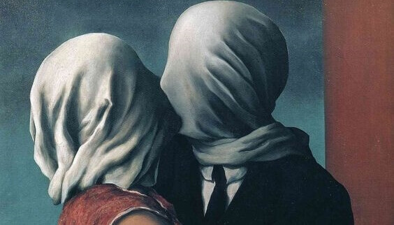 Pessoas se beijando com panos na cabeça