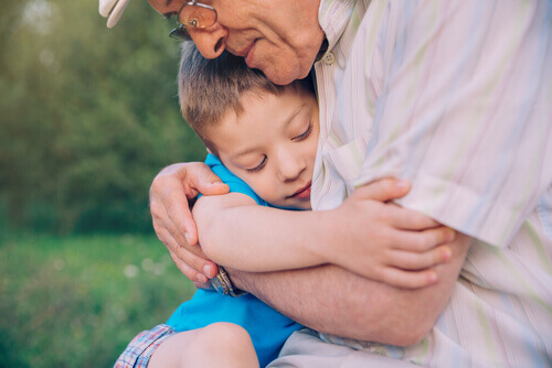 Avô abraçando seu neto