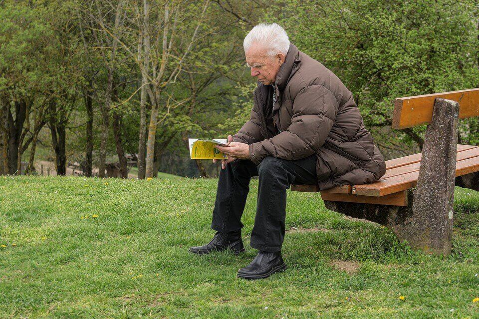 Senhor lendo um livro