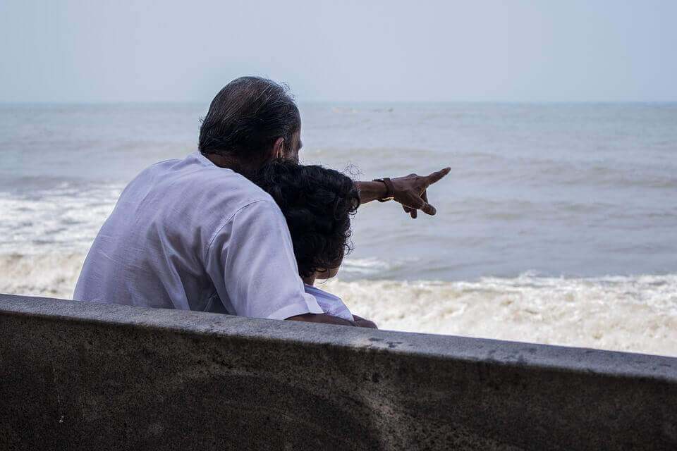 Casal observando o mar