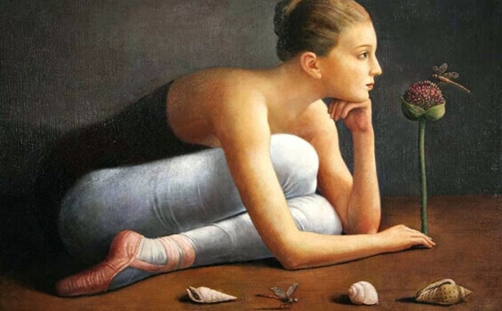 Bailarina ao lado de flor