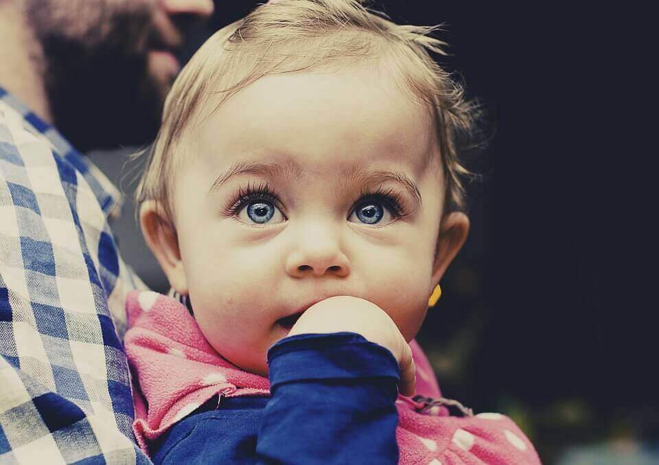 O que um bebê aprende a fazer entre os 4 e 6 meses de vida?