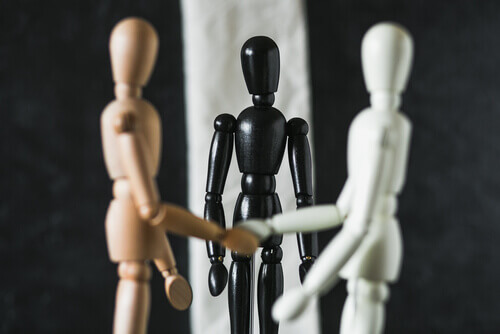 Mediador ajudando a resolver conflito