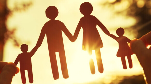 Família de mãos dadas