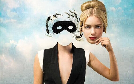 Mulher com máscara no lugar de rosto