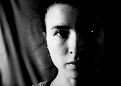 Rosto de mulher jovem