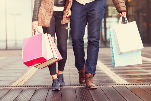 Casal fazendo compras