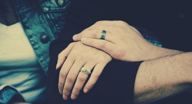 Casal com as mãos unidas