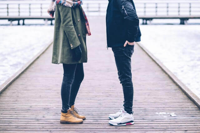 Casal conversando em píer