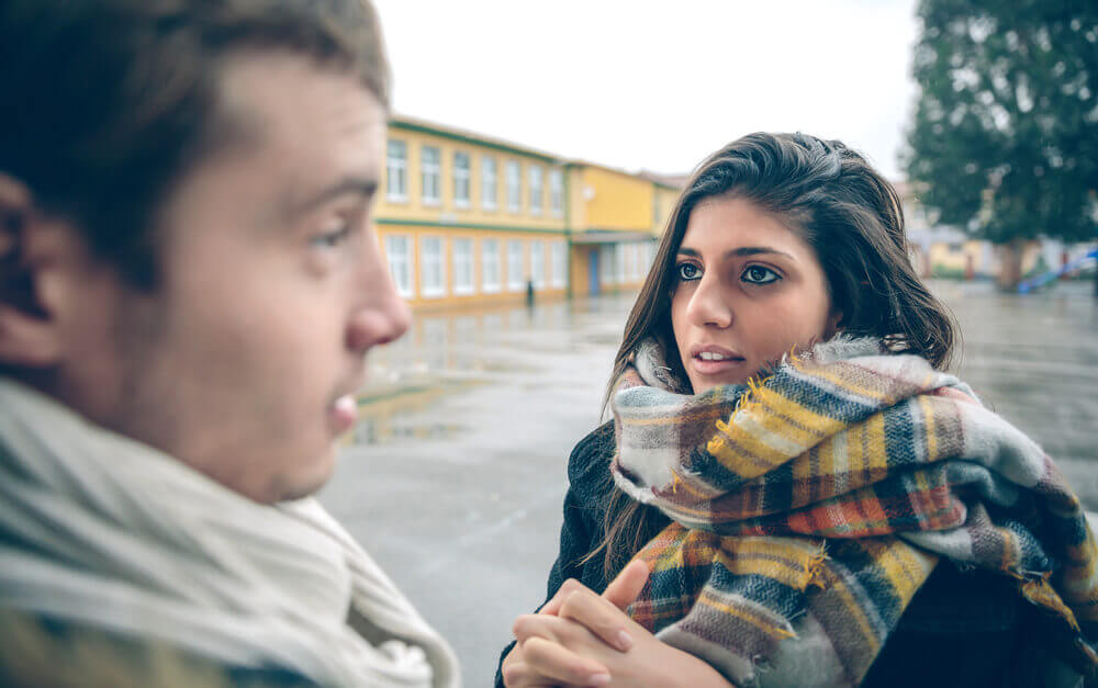 Menino e menina conversando