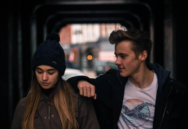 Casal jovem em cidade