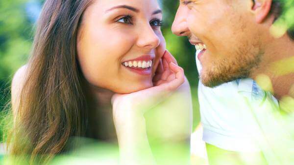 Homem e mulher se olhando nos olhos