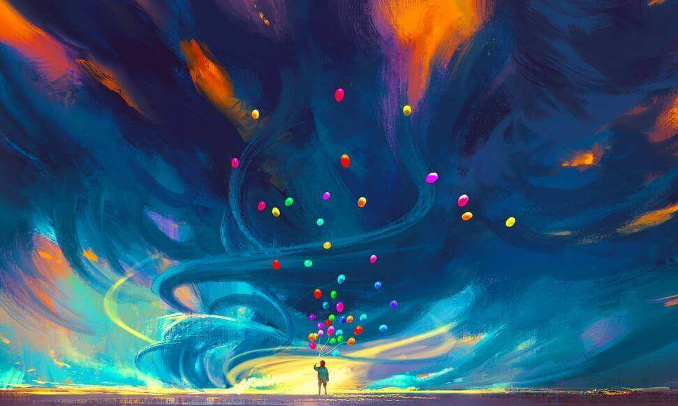 Homem soltando balões coloridos no céu
