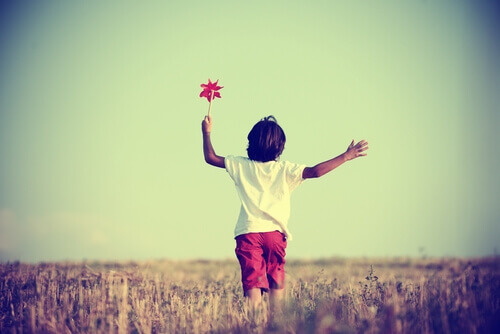 Criança brincando com cata-vento