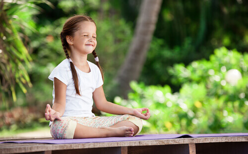 criança-meditando Meditação para crianças: cultivando desde pequenos o jardim interior