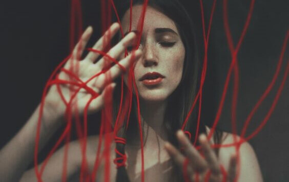 Mulher com cordas vermelhas