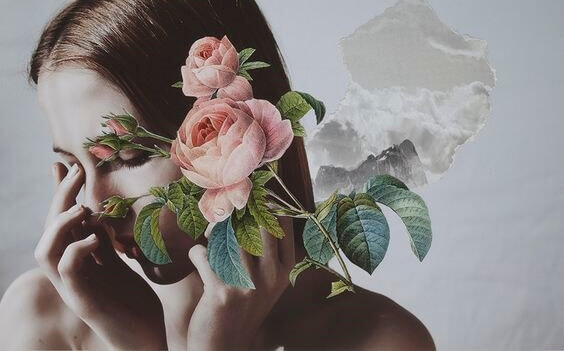Mulher com flor diante do rosto
