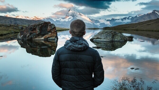 Homem observando paisagem invernal