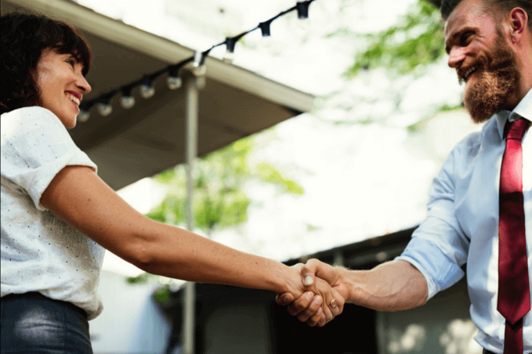 Pessoas se cumprimentando no trabalho
