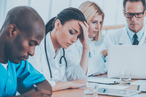 Médicos cansados