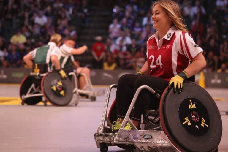Praticar esportes em cadeiras de rodas