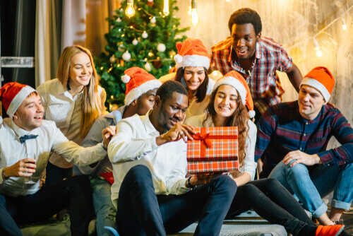 Jovens abrindo presentes no Natal