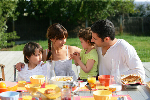 Família durante a refeição
