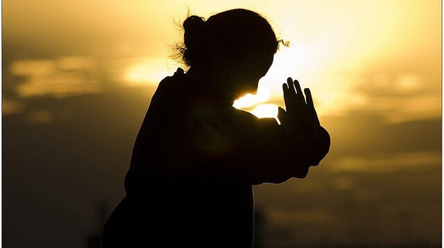 Mulher fazendo artes marciais