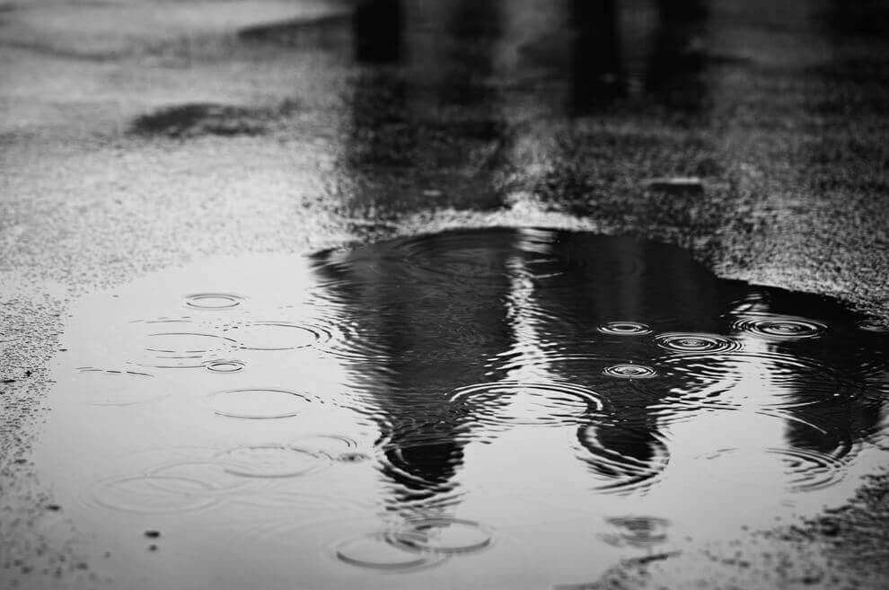 Gotas de chuva caindo em poça d'água