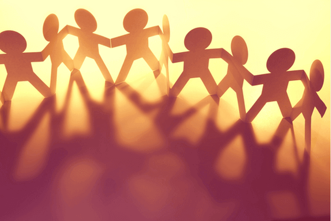 Bonequinhos de papel de mãos dadas