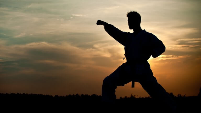 Homem praticando artes marciais