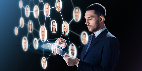 Headhunter avaliando candidatos